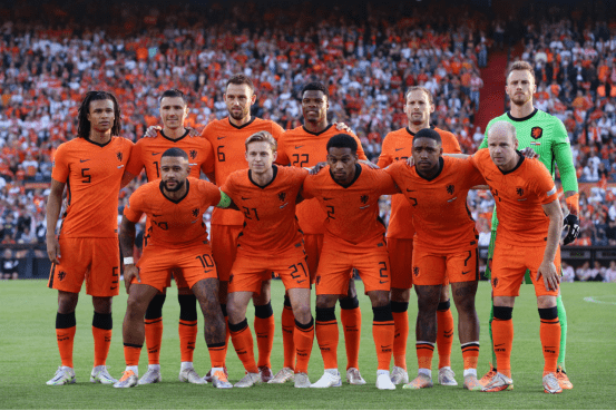 马龙目睹国,旗升起展翅,自豪瞬间受,香港赛马,香港赛马场,赛马活动,赛马资讯