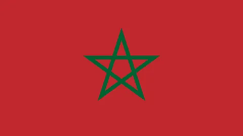 鄢手骐黑装亮相，夫妻恩爱同框，新造型引热议，好评如潮。6亮18评。